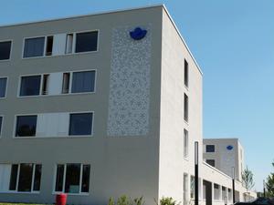 PerfoART® Lochblech für eine Schmucktafel an der Fassade der Unfallklinik BG Ludwigshafen